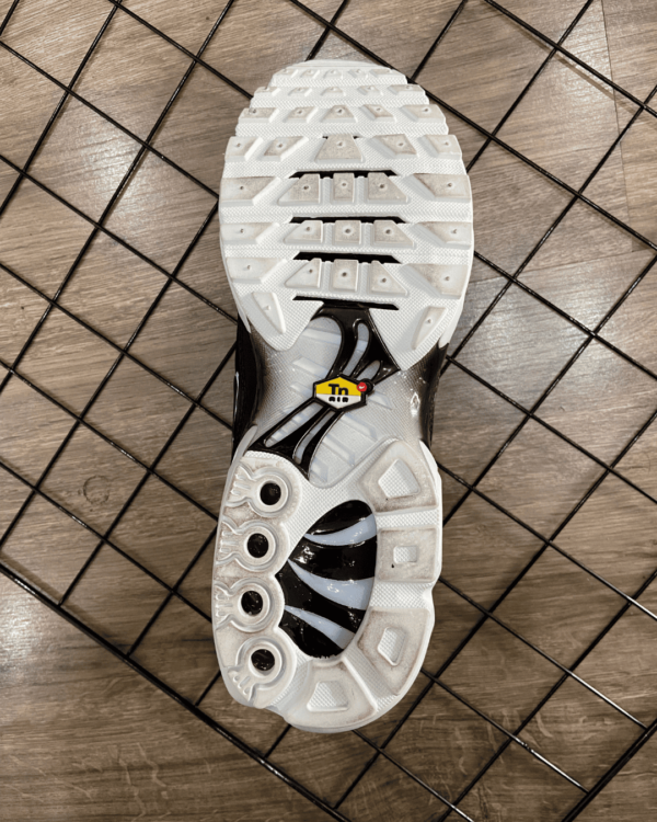 NIKE AIR MAX PLUS TN BLACK WHITE - Imagem 4