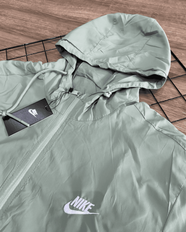 CORTA VENTO NIKE WINDRUNNER VERDE - Image 3