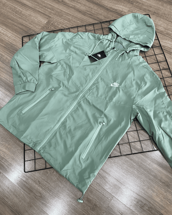CORTA VENTO NIKE WINDRUNNER VERDE - Image 2