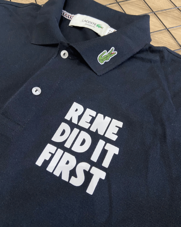 POLO LACOSTE RENE DID IT / MARINHO - Image 3