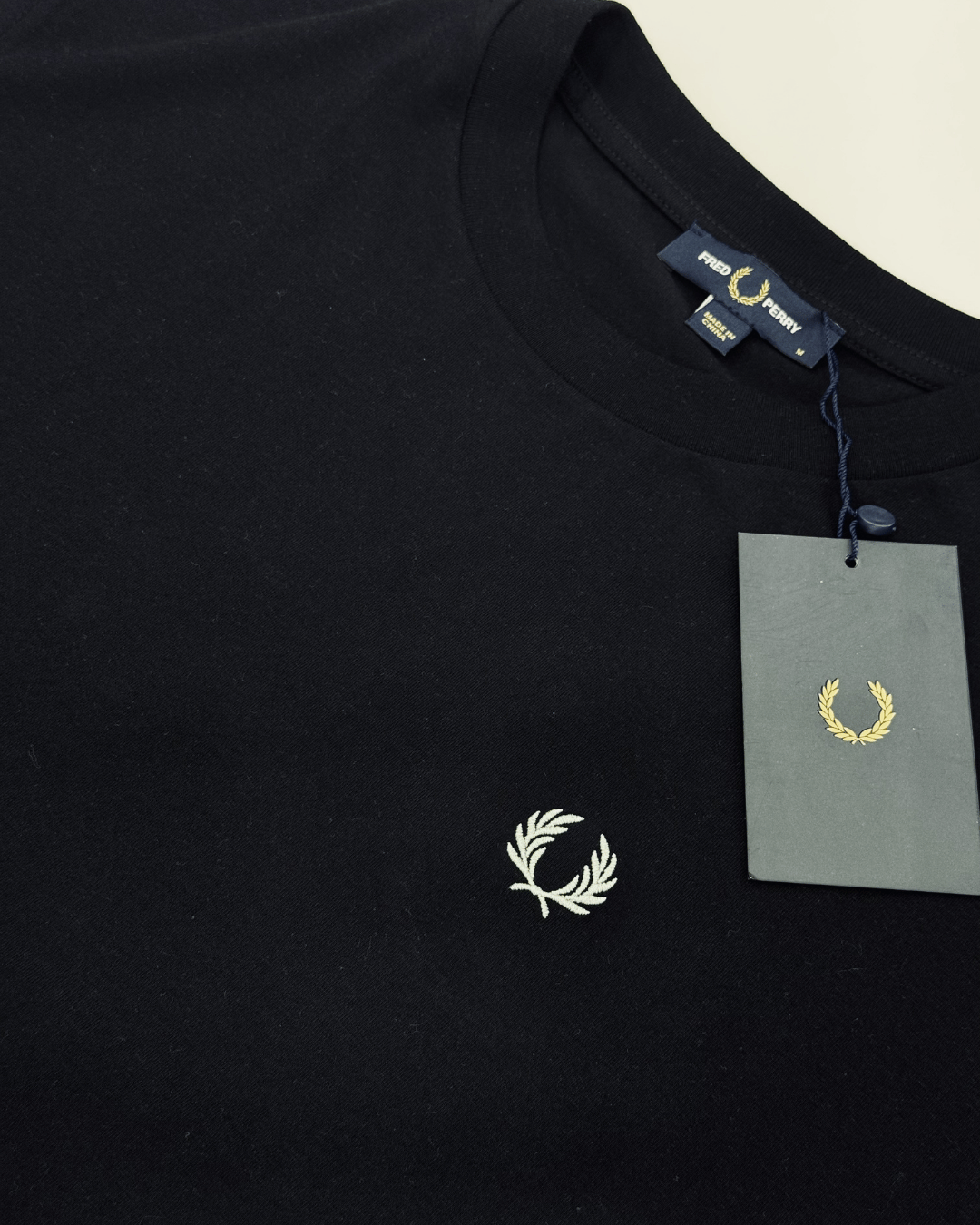 T-SHIRT FRED PERRY PRETO 8899 - Imagem 2
