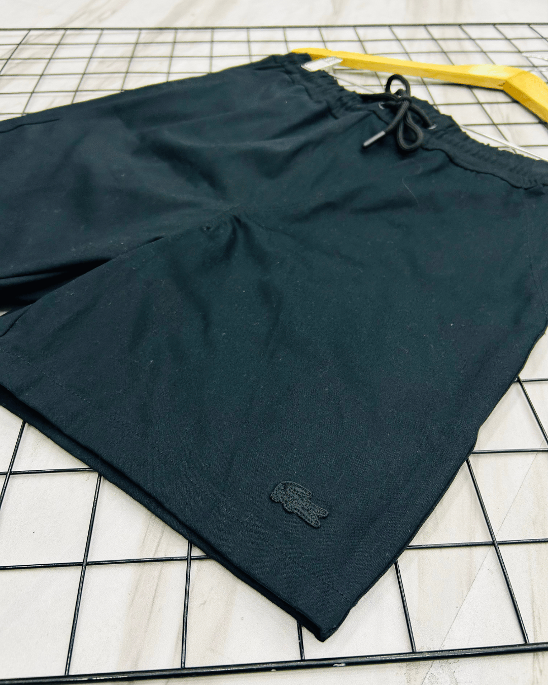 SHORTS LACOSTE MONOGRAMA SARJA PRETO - Imagem 3