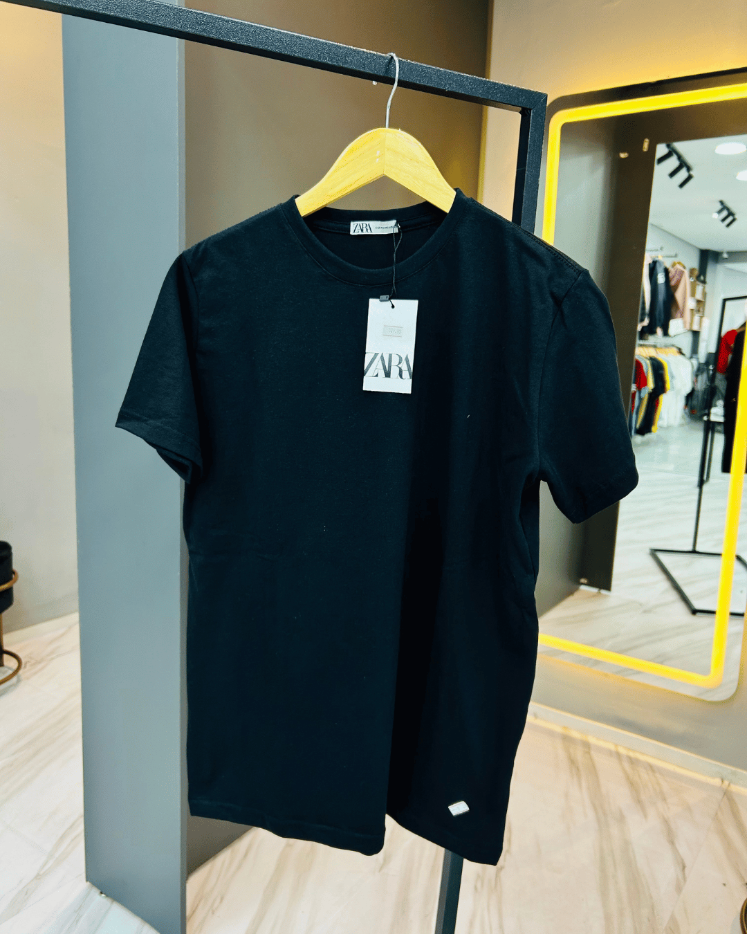 T-SHIRT ZARA BASICA PRETO - Imagem 4