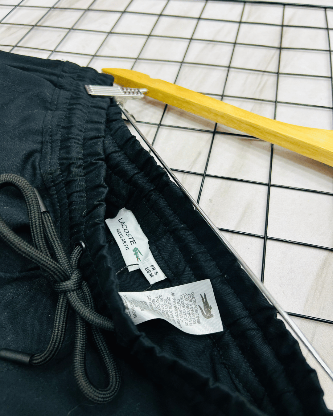 SHORTS LACOSTE MONOGRAMA SARJA PRETO - Imagem 2