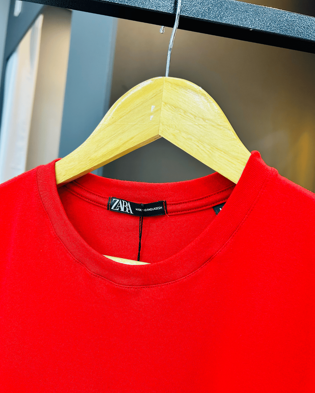 T-SHIRT ZARA BASICA VERMELHO - Imagem 4