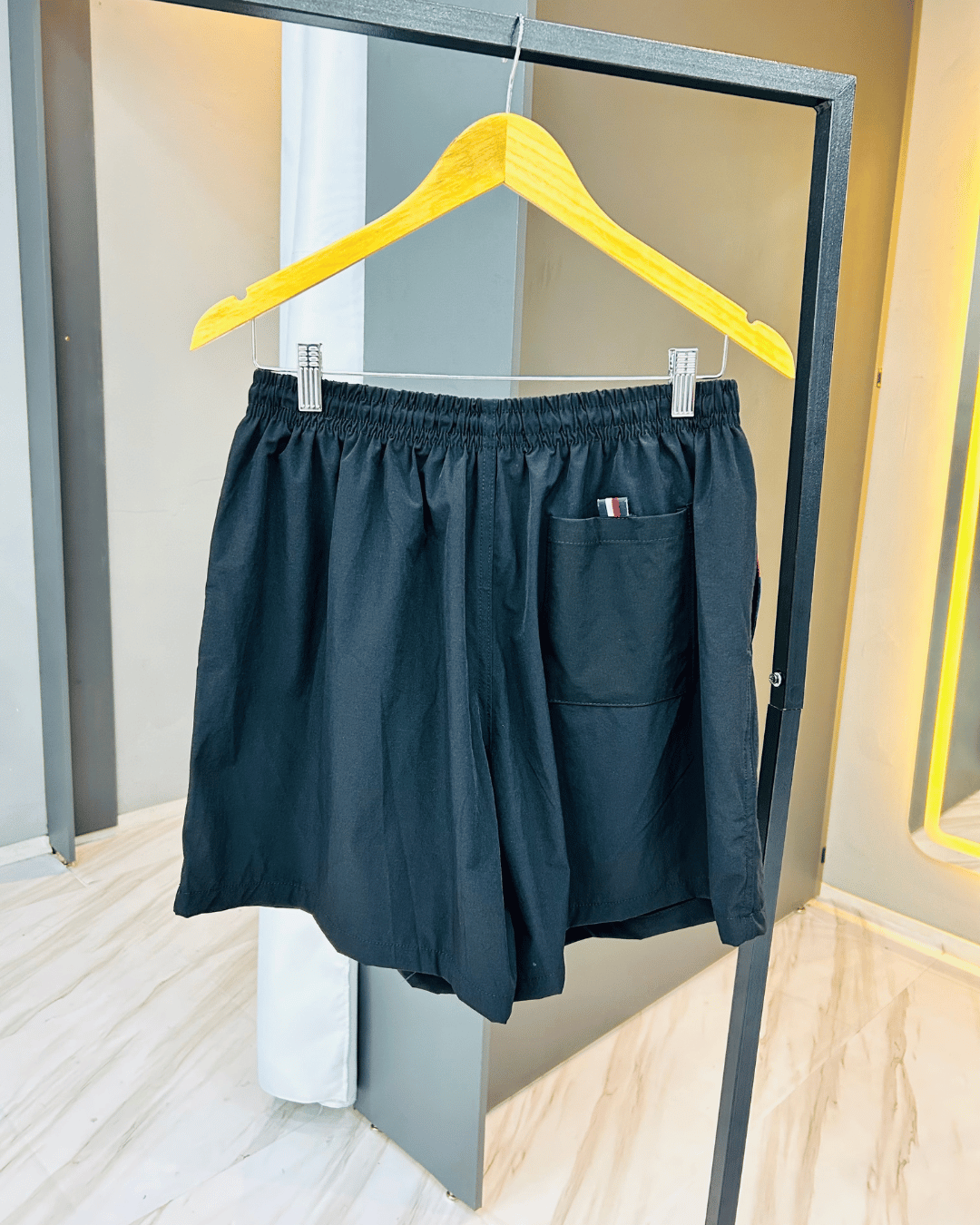 SHORTS TOMMY HILFIGER BANDEIRAO PRETO - Imagem 3