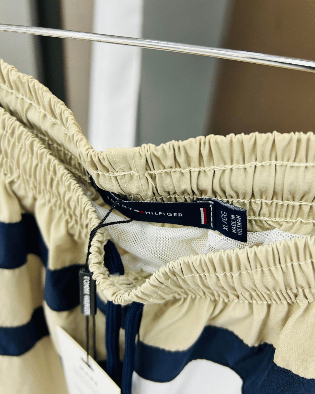 SHORTS TOMMY HILFIGER BANDEIRAO BEGE - Imagem 3