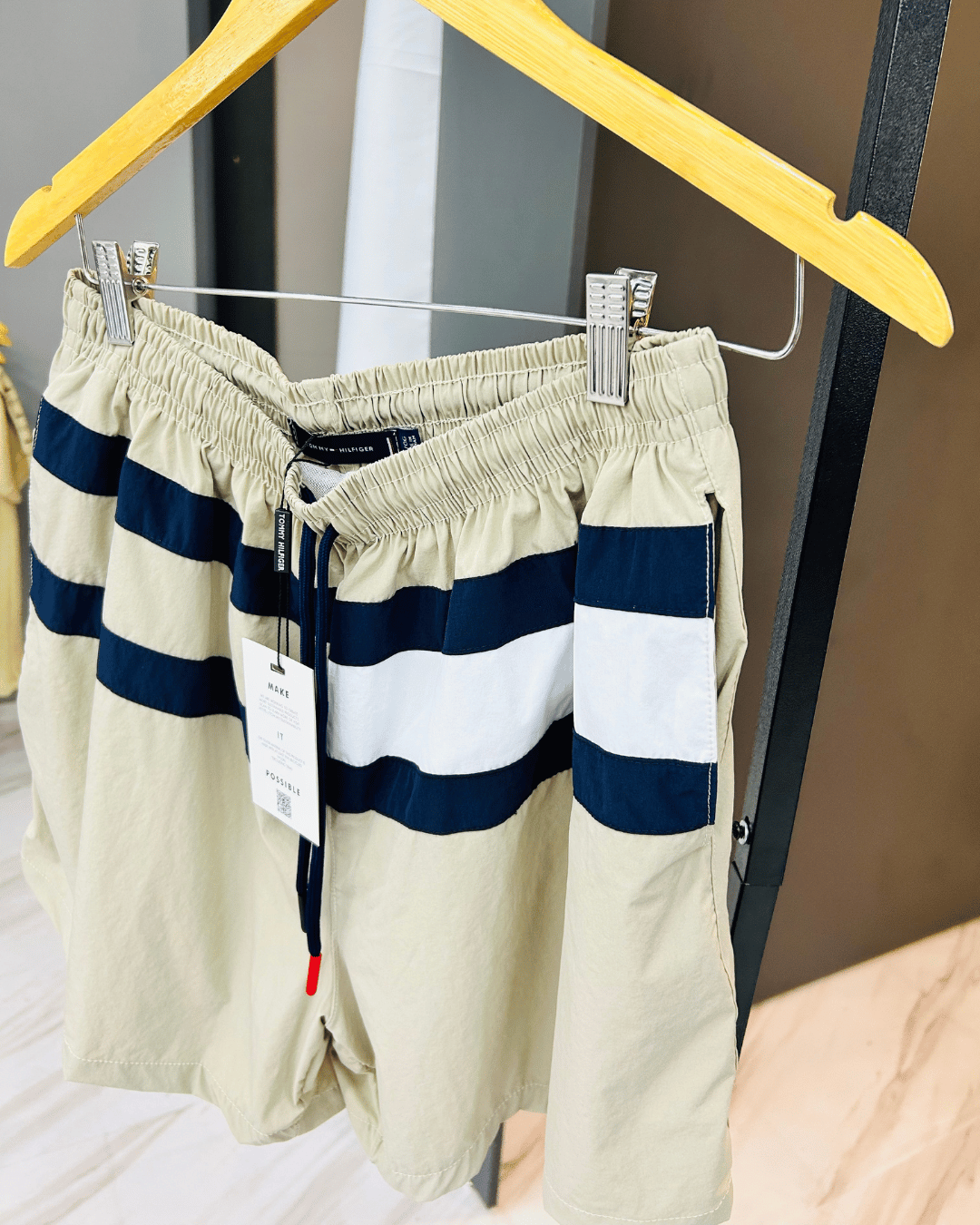 SHORTS TOMMY HILFIGER BANDEIRAO BEGE - Imagem 2