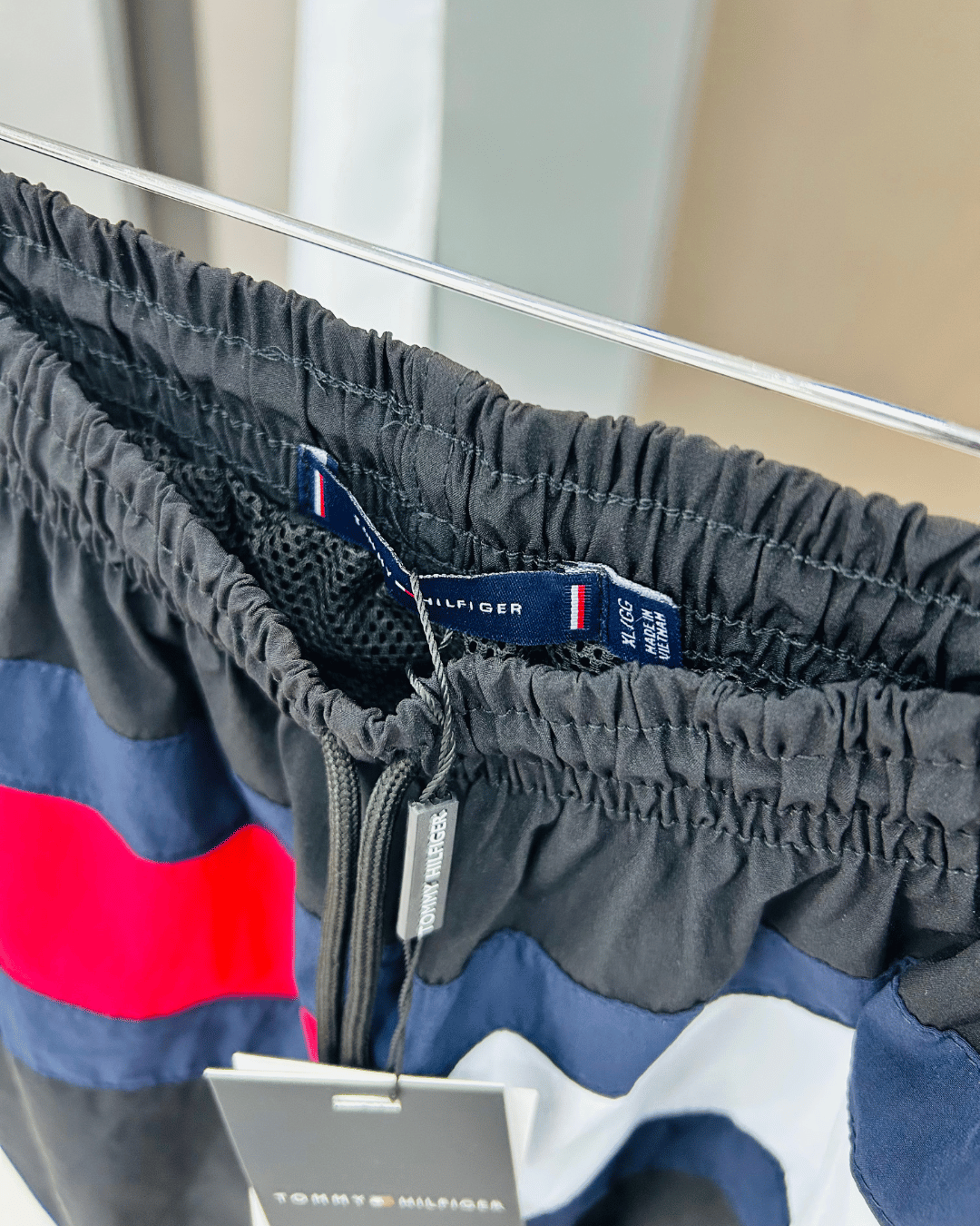 SHORTS TOMMY HILFIGER BANDEIRAO PRETO - Imagem 2