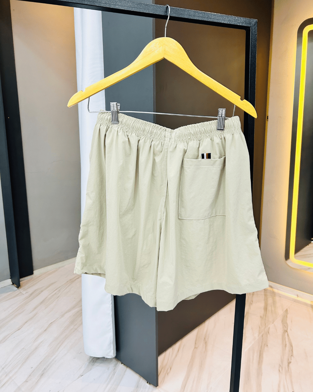 SHORTS TOMMY HILFIGER BANDEIRAO BEGE - Imagem 4